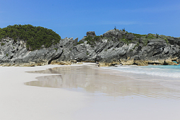 石头海岸线勾勒出天空