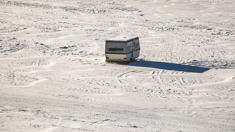 雪地里的露营车
