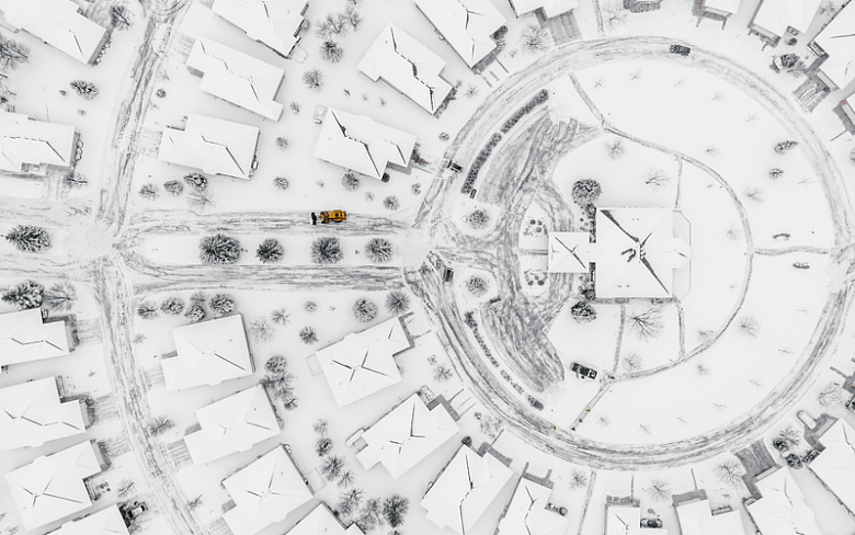 被雪覆盖的环形街道