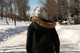 雪地里穿羽绒服的人