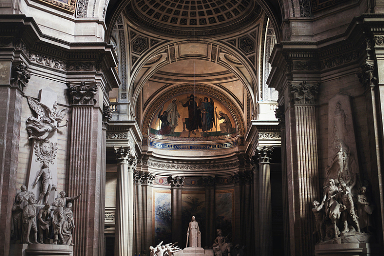 高大的教堂内景雕像特写