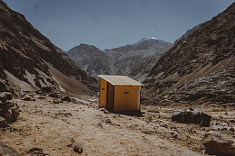 峡谷中的小屋