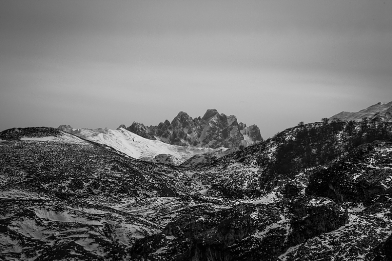 黑白色山间雪景