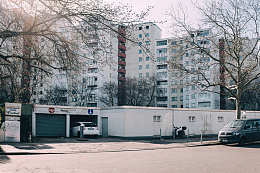 住宅楼下方的车库