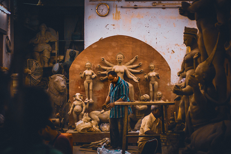 雕塑家站在工作室里处理粘土