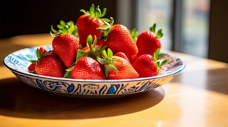 草莓盘中餐具红色水果美食场景