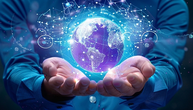 双手托举着科技感地球画面