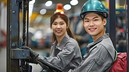 工厂工作人员男性女性同事工作场景