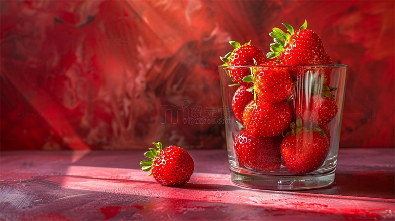 草莓玻璃杯子水果美食红色壁纸