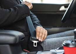 商务车系好安全带