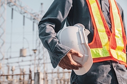 抱着白色安全带的工人