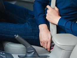 男子系好安全带