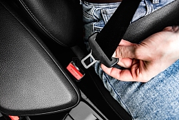 开车前系好安全带安全驾驶