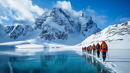 登山队经过雪山里的湖泊