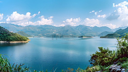 蓝天白云下的湖泊群山风景壁纸