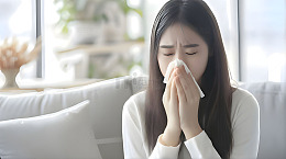 病毒感染感冒打喷嚏的女士