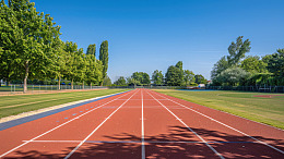 宁静的校园跑道