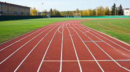 绿茵环绕的校园跑道