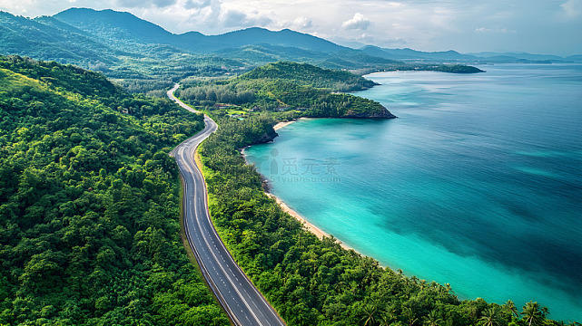 沿海公路与蓝绿色海水景观
