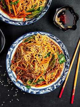 瓷碗中的芝麻牛肉拌面