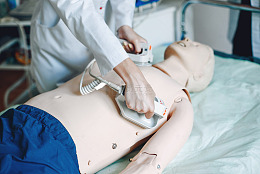 医疗专家在急救模拟中的精准CPR