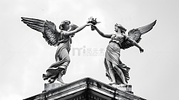 屋顶天使雕像黑白摄影