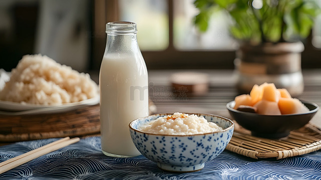 中式米粥与豆浆搭配的传统早餐美食摄影