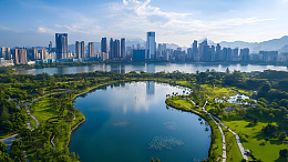 城市公园湖泊与现代高楼全景风光