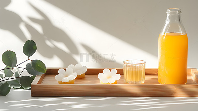 阳光洒落木托盘上的橙汁与鲜花静物摄影