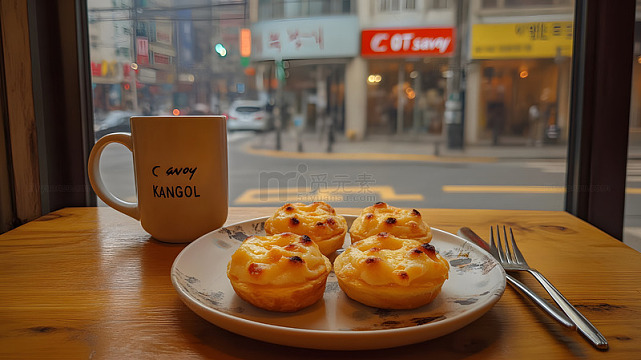 咖啡店桌上三明治与咖啡静谧午后摆拍图