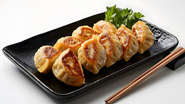 金黄酥脆的煎饺中式经典小吃