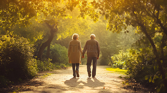 夕阳下手牵手散步的老人