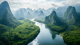 云雾缭绕下的河流与群山桂林山水风光壁纸