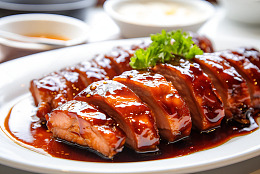 色泽诱人的一盘叉烧肉