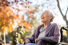 公园里坐在轮椅上的老人