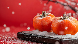 撒满雪花的冬季柿子静物摄影图