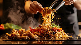 铁板炒面美食现场制作图