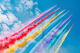 天空中的彩色烟雾