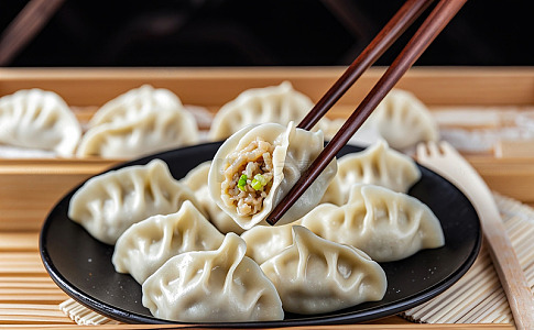 新年美食饺子新鲜筷子夹
