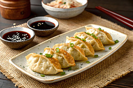 一盘煎饺子美食静物摄影图