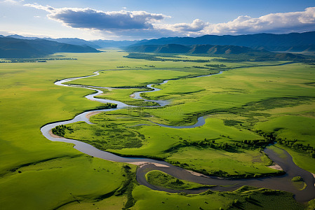 草原上蜿蜒的河流