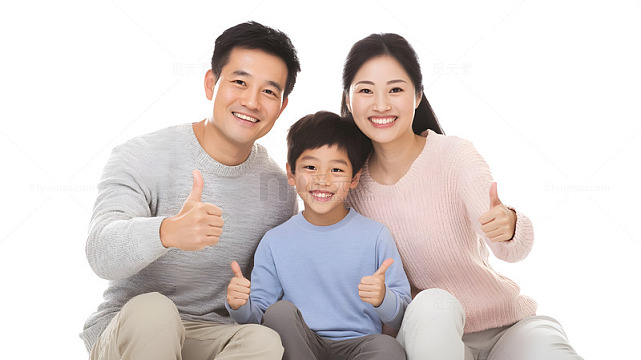 年轻夫妻与孩子家庭合影新年团圆时光