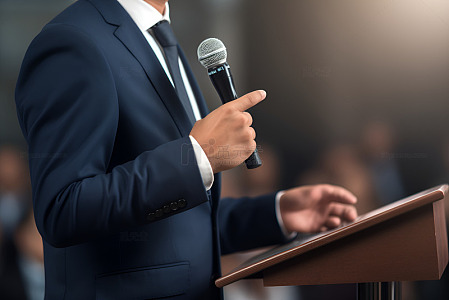演讲台上演讲的人士