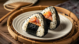 海苔包裹的经典三角饭团家庭便携美食摆拍