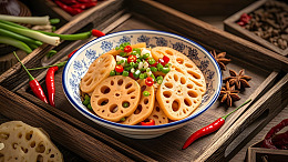 红油凉拌藕片呈现经典麻辣风味