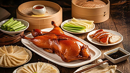 经典北京烤鸭配饼卷与葱段的传统中式美食