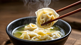 热气腾腾的中式馄饨健康饮食摄影图