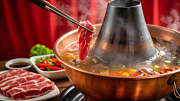 传统铜锅火锅与精致食材组合的美食场景