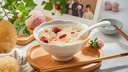 绿意背景中的银耳羹与红枣养生甜点