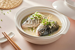 清炖鱼头美食摄影图